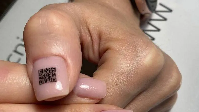 Маникюр с QR-кодом стал модным трендом в Подмосковье