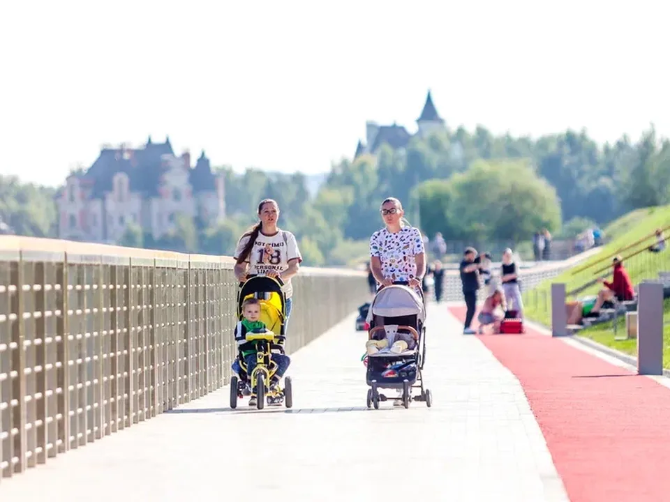 Новые дорожки на набережной Павшинской Поймы удобны для мам с колясками.&nbsp;Фото: Администрация г.о. Красногорск