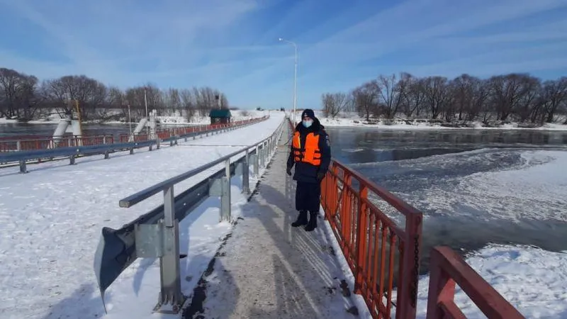 Спасатели «Мособлпожспаса» обследовали толщину льда на водоемах Подмосковья