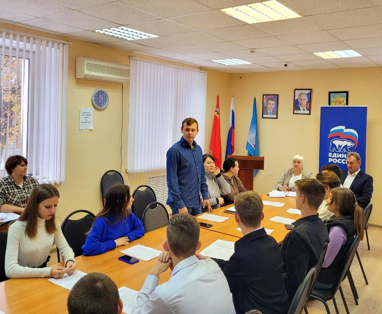 Николай Горьков (в центре)