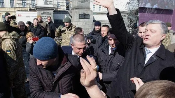 Порошенко освистали на встрече с избирателями в Киеве