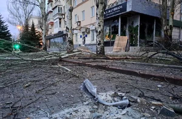 Одна из улиц Донецка после обстрела со стороны ВСУ Ворошиловского и Калининского районов города, 11 декабря 2022 года