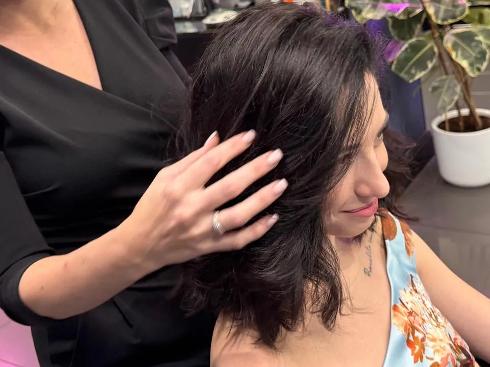 Волосы плачут: нутрициолог назвала главные причины перхоти