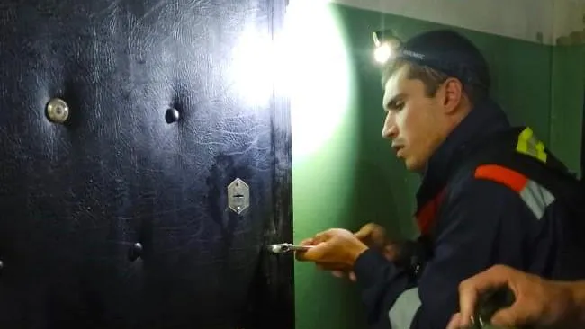 В Подмосковье трехлетний ребенок запер дверь квартиры, пока его мама выносила мусор