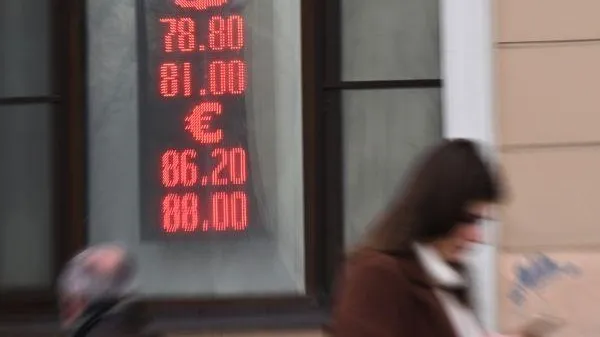 Курс доллара в России превысил 81 рубль по данным Мосбиржи