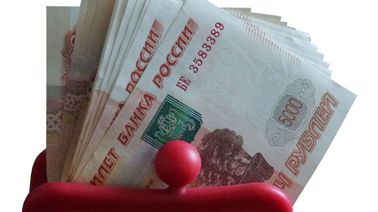 Стало известно, сколько россияне планируют потратить на майские праздники