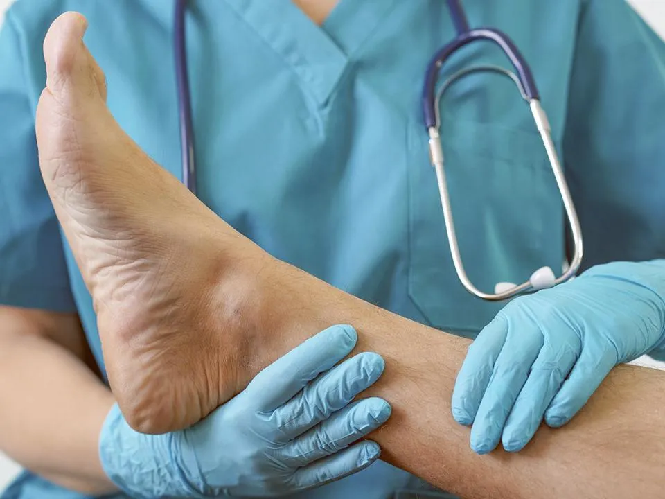 Резкая боль и отек конечности: врач предупредила о скрытых признаках смертельно опасного тромбоза