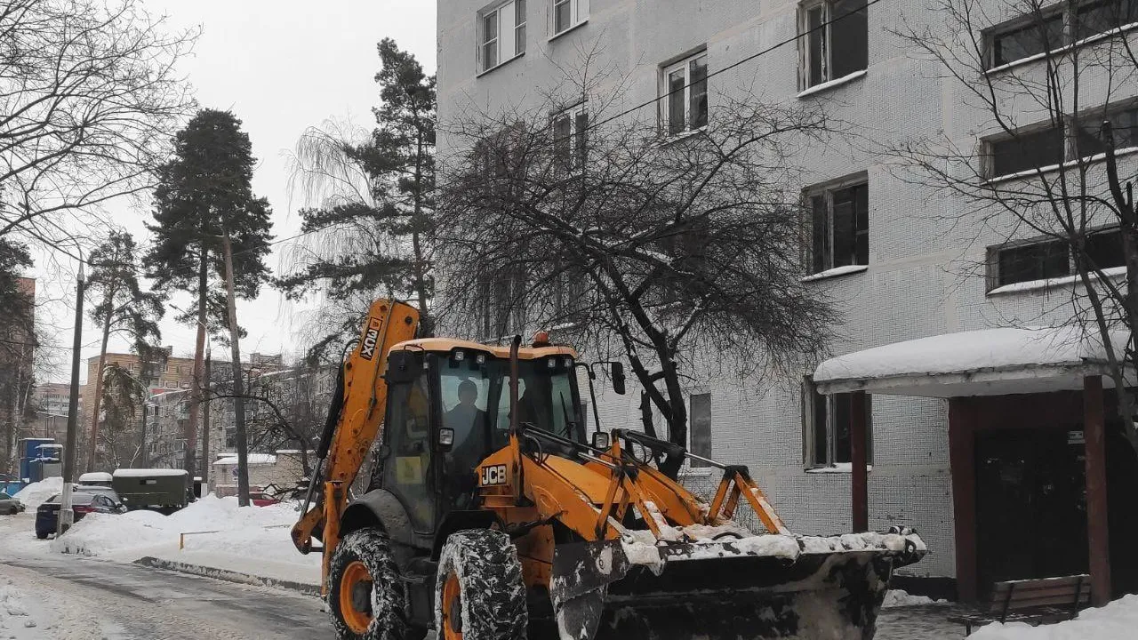 Более десяти тысяч специалистов очищали дворы Подмосковья от последствий непогоды в выходные