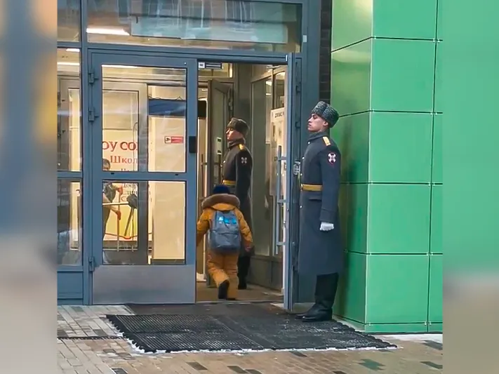 «Курсанты открывали двери школьникам»: необычная патриотическая акция прошла в Подмосковье