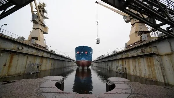Во Владивостоке спустили на воду краболов «Охотск»