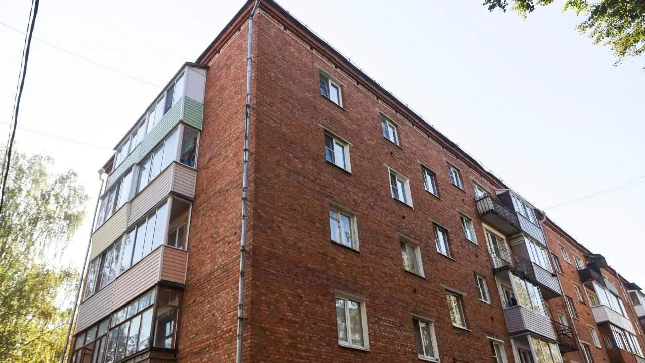 Ремонт более пятисот кровель провели в многоквартирных домах Подмосковья за три месяца