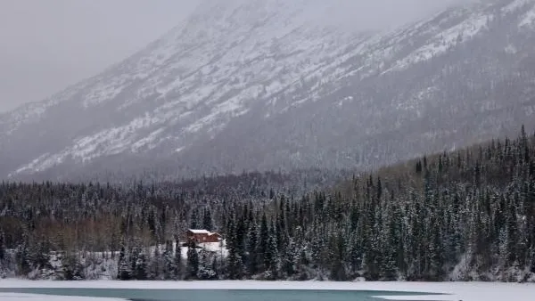 В горах Аляски упал пассажирский самолет
