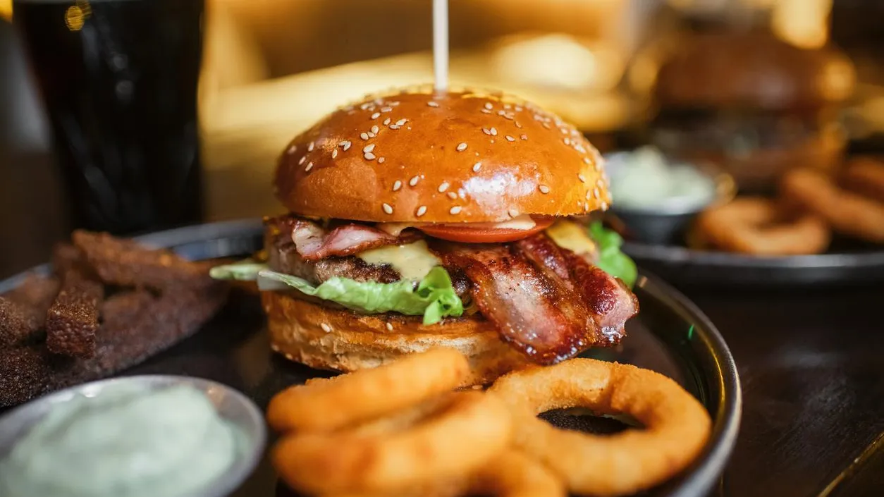 «Кровь» без жертв. Раскрыт секрет красного сока в растительных бургерах