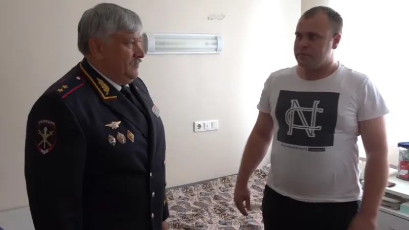 Полицейские Подмосковья навестили коллегу в госпитале МВД