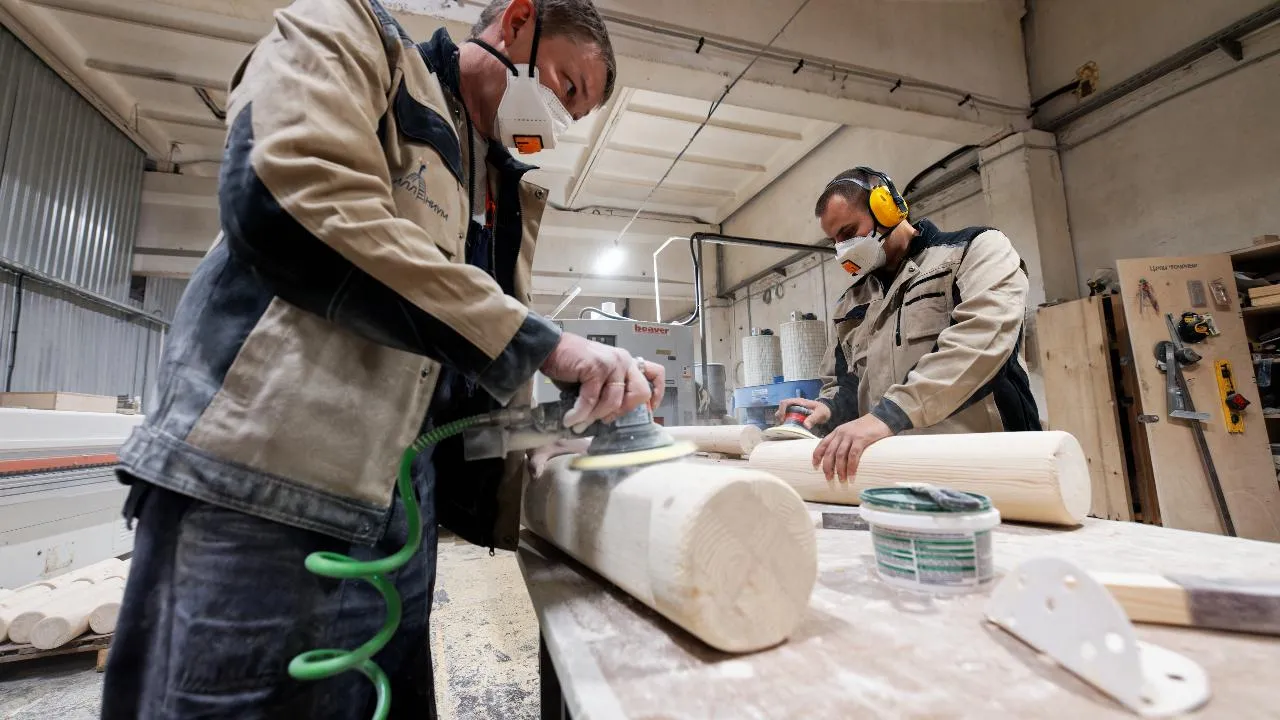 На мебельной фабрике в Воскресенске провели экскурсию для ветеранов СВО