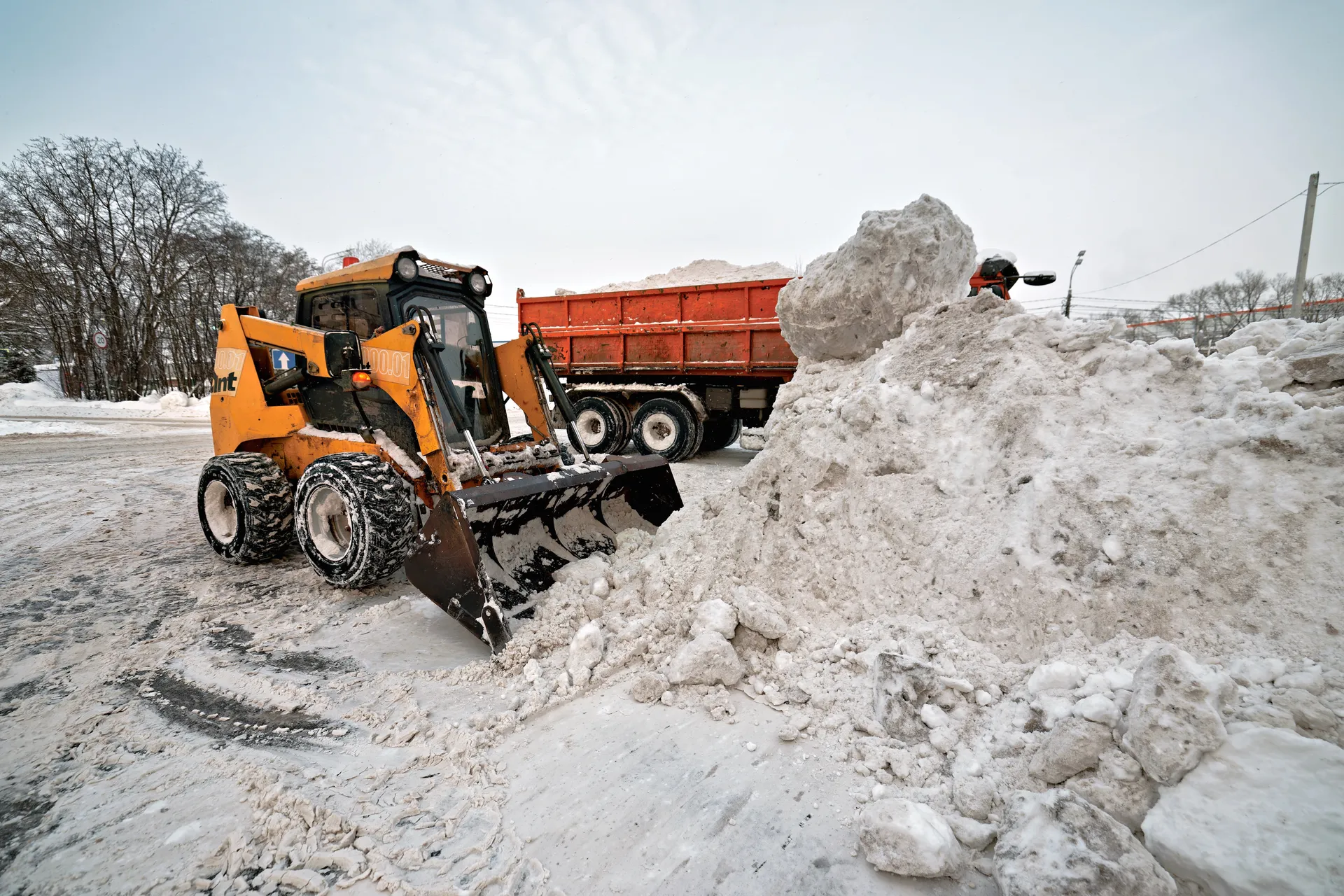 Уборка снега спецтехникой в поселке Большие Вяземы Одинцовского округа