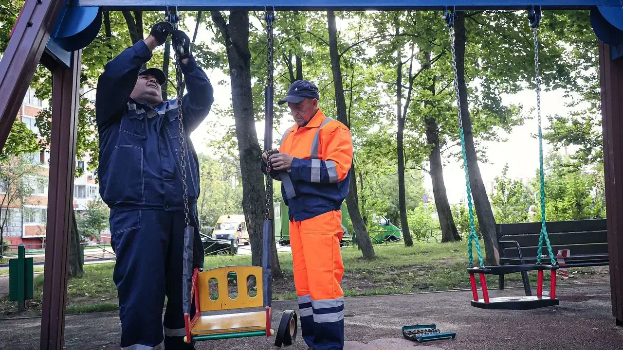 Почти три тысячи дефектов на детских площадках устранили в Подмосковье в сентябре