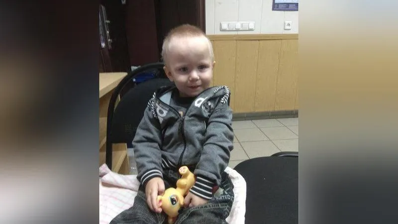 Беспризорного малыша обнаружили в подъезде Щелкова