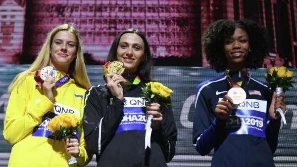 Призеры соревнований по прыжкам в высоту среди женщин на чемпионате мира по легкой атлетике — 2019 в Дохе на церемонии награждения (слева направо): Ярослава Магучих (Украина) — серебряная медаль, российская спортсменка Мария Ласицкене — золотая медаль, Вашти Каннингем (США) — бронзовая медаль
