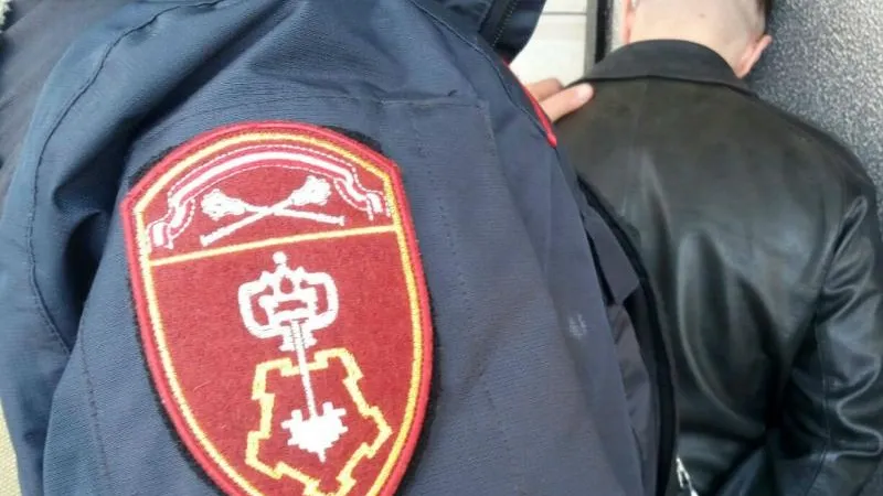 Дебошира, угрожавшего посетителю ТЦ молотком, задержали в Реутове