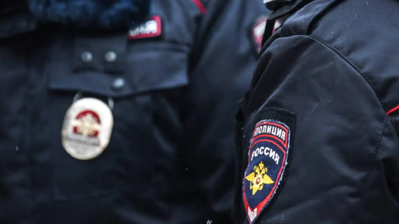 Установили личности по почерку: в Кузбассе трое пьяных подростков изрисовали Ан-12