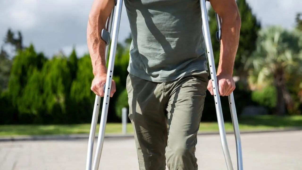 «Прошел СВО, но сломал ногу на тротуаре»: участник боевых действий стал инвалидом в тылу