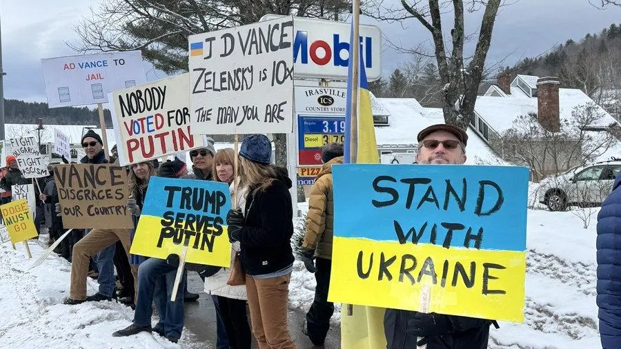 СМИ: семью Вэнса спрятали в тайное место после встречи с проукраинскими активистами