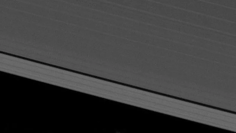 Аппарат Cassini сфотографировал Землю между колец Сатурна