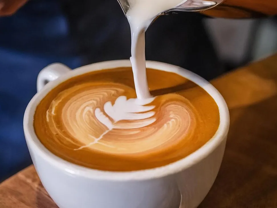 Можно не всем: врачи рассказали, кому нельзя пить кофе с молоком