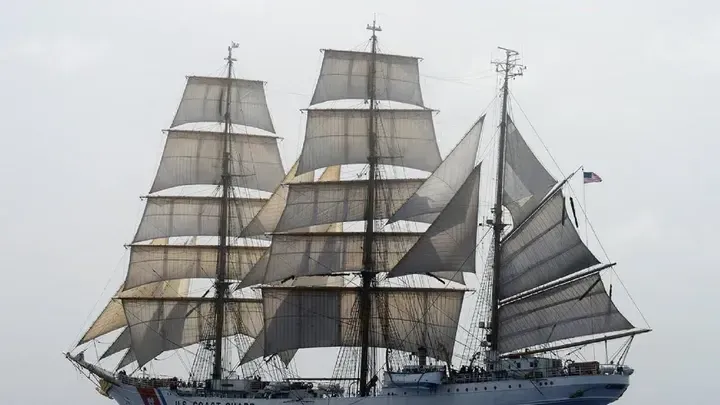 Власти Испании выгнали российский «Штандарт» в открытое море, отказав в помощи