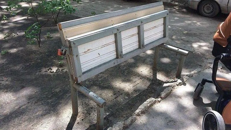 Умельцы из Люберец закрыли на замок скамейку от местных хулиганов