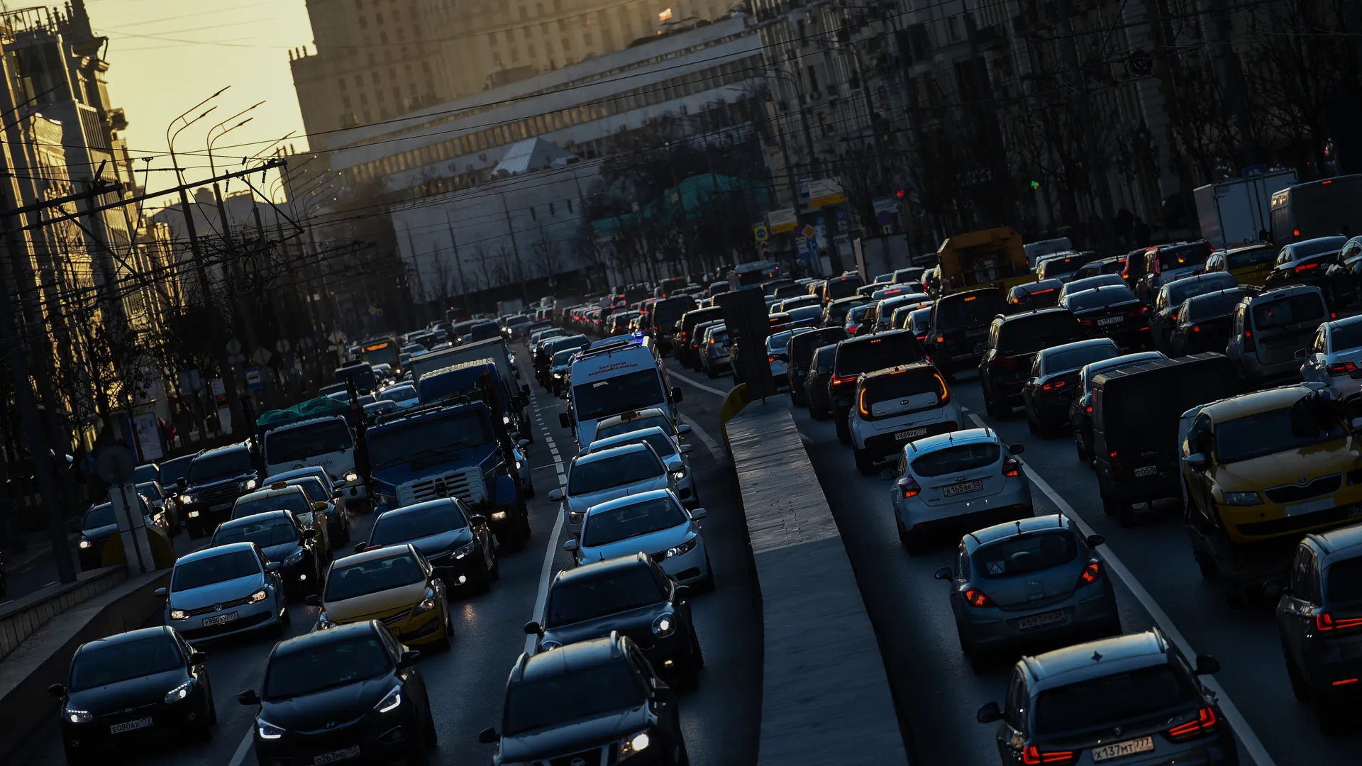 Встал — заплати: камеры с ИИ в Москве начали «ловить» водителей даже там, где нет запретов