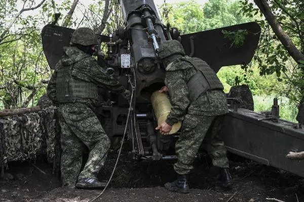 Военнослужащие производят боевую стрельбу из пушки 2А3б «Гиацинт-Б» по украинской САУ