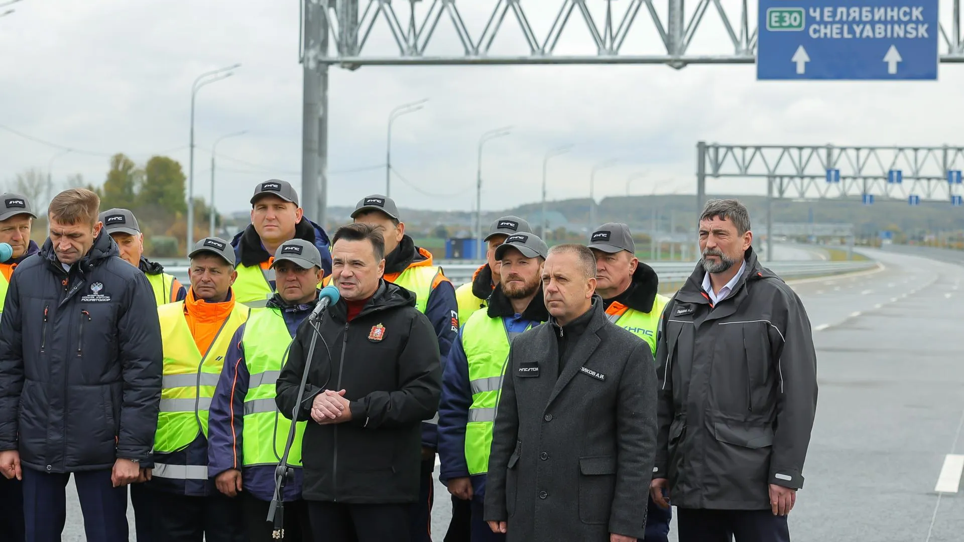 Губернатор Подмосковья принял участие в запуске новой дороги в поселке Октябрьский