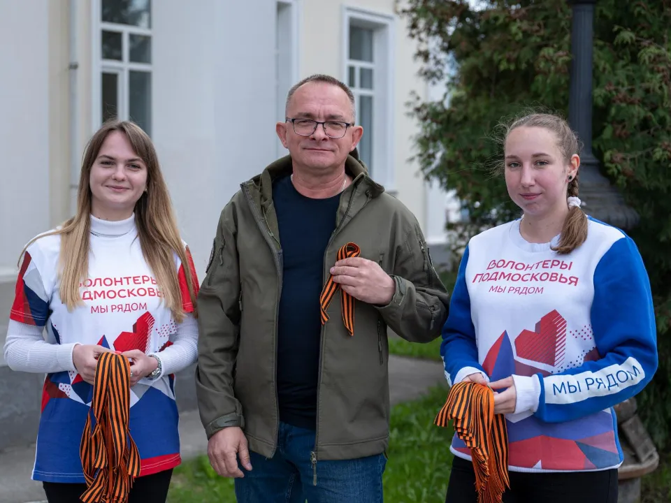 Владимир Гриневич поддерживает волонтеров на патриотических акциях. Фото: пресс-служба администрации Ленинского г. о.