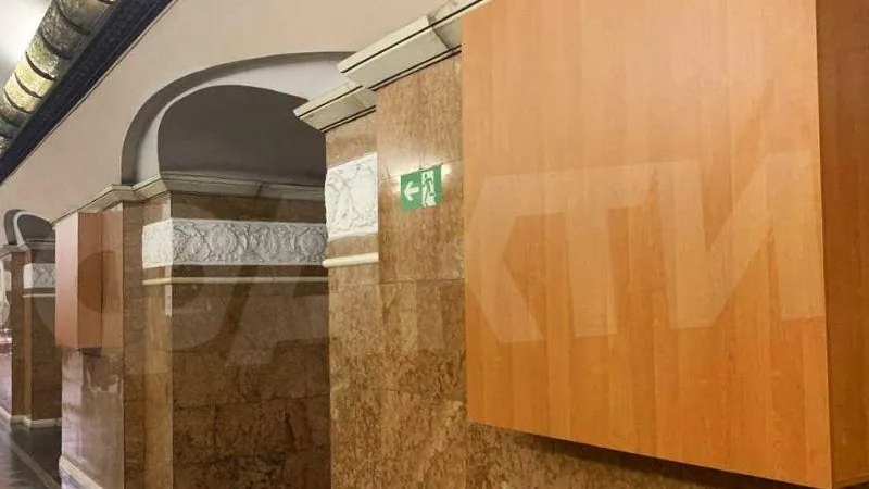 Ломоносова, Менделеева и Горького забили досками в Киевском метро