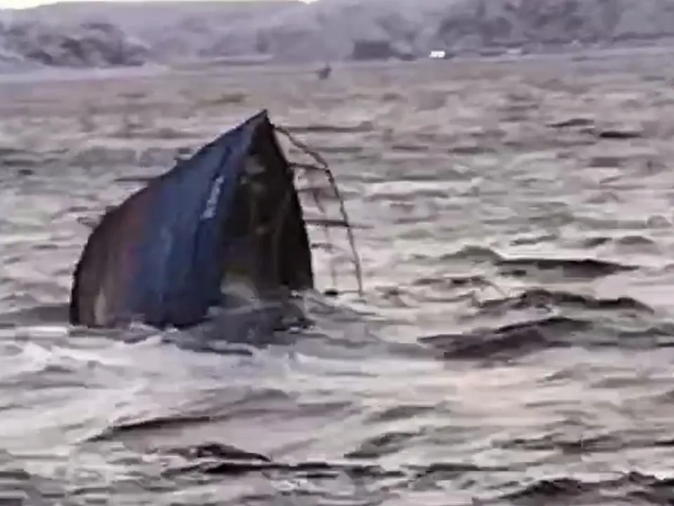 Судно с туристами перевернулось в Баренцевом море, в холодной воде оказались дети: что известно о происшествии