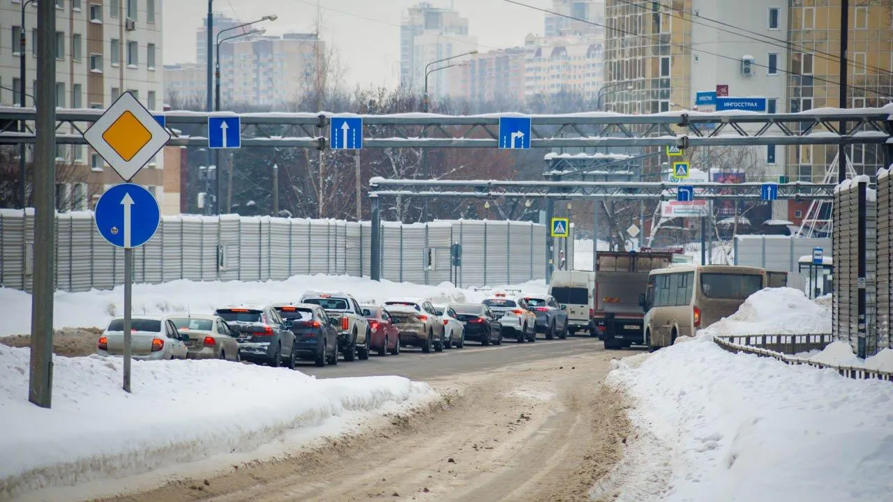 Сугроб на крыше, цыканье под капотом: почему брошенная «ГАЗель» в Наро-Фоминске подает сигналы SOS?