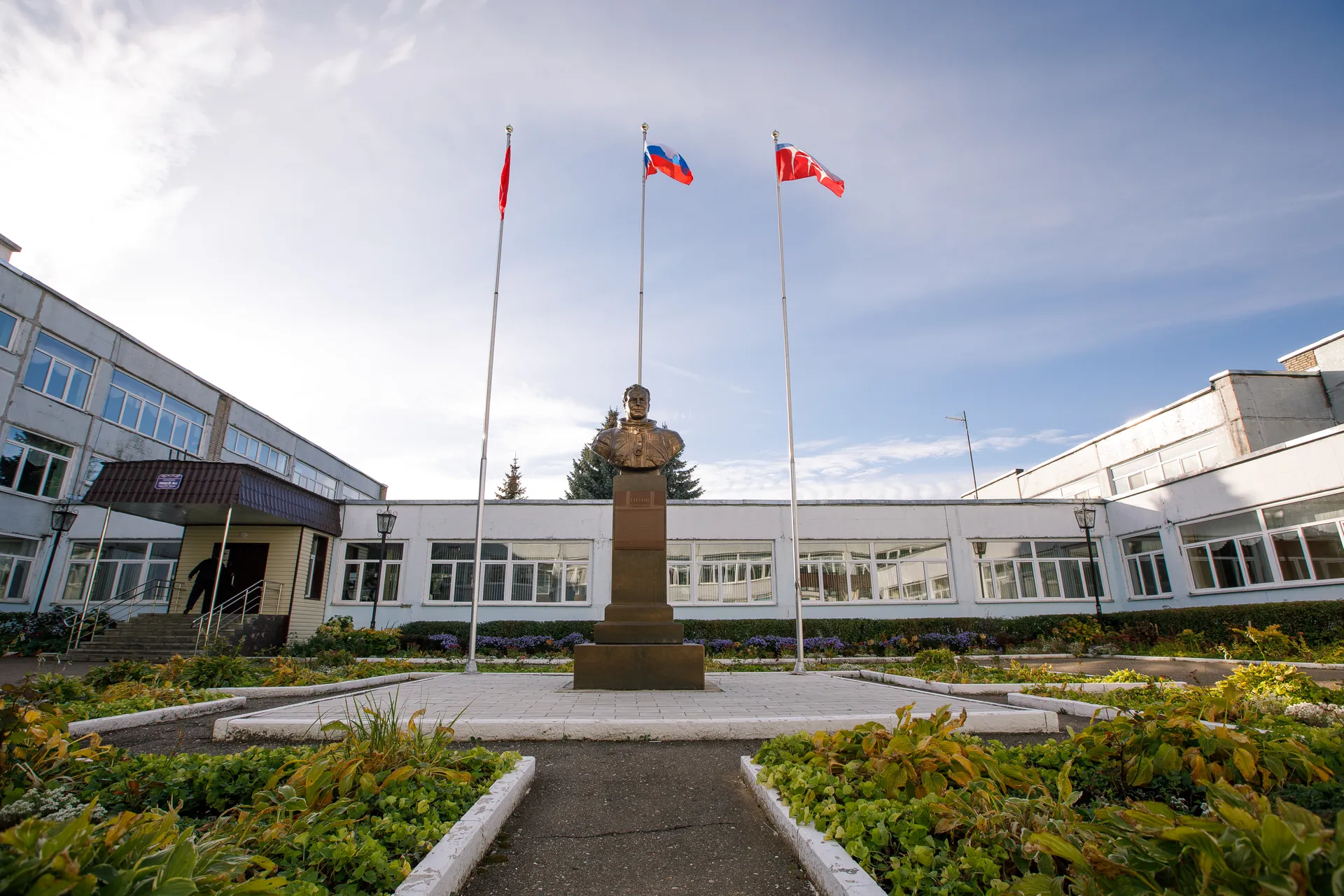 Краснознаменск. Бюст космонавта Германа Титова во дворе лицея № 1
