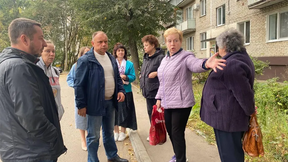 Замглавы Лосино-Петровского Роман Мещеряков (слева) Фото: Валерия Бучацкая