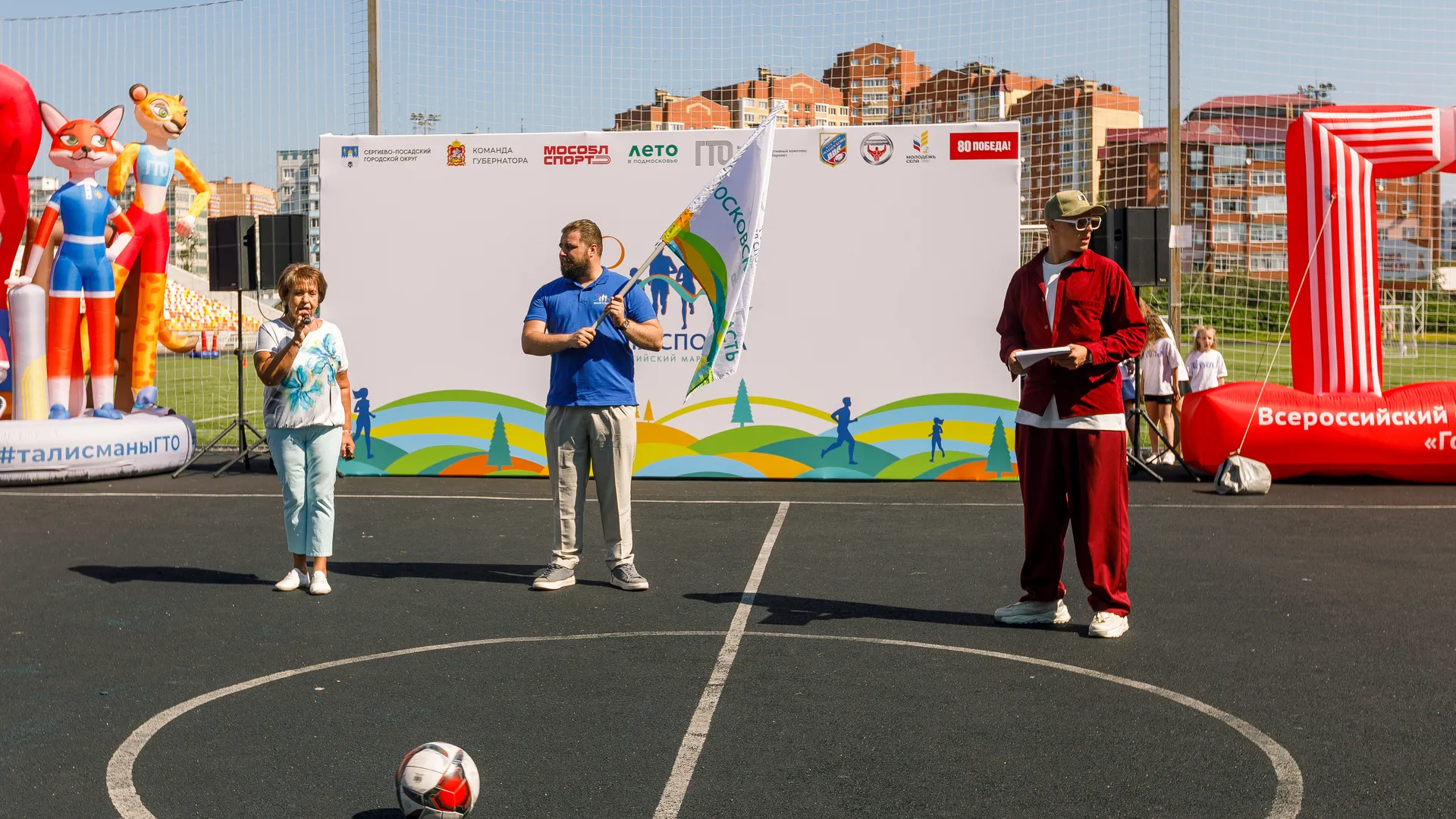 Заместитель председателя Ассоциации «Народный фермер» Иван Мартьянов и замглавы Сергиево-Посадского округа Ольга Дударева