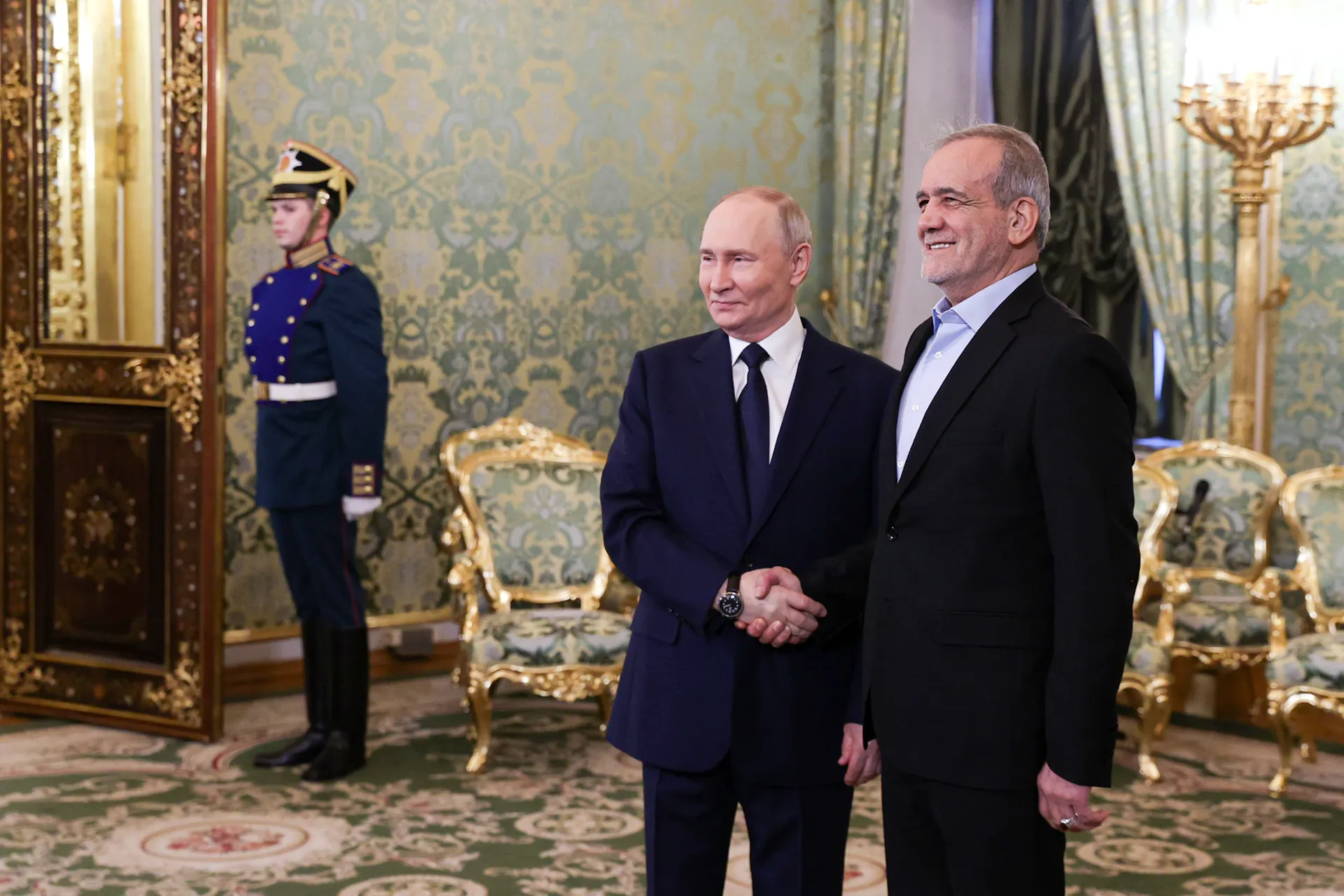 Президент России Владимир Путин с иранским коллегой Масудом Пезешкианом. Iranian Presidency/Keystone Press Agency