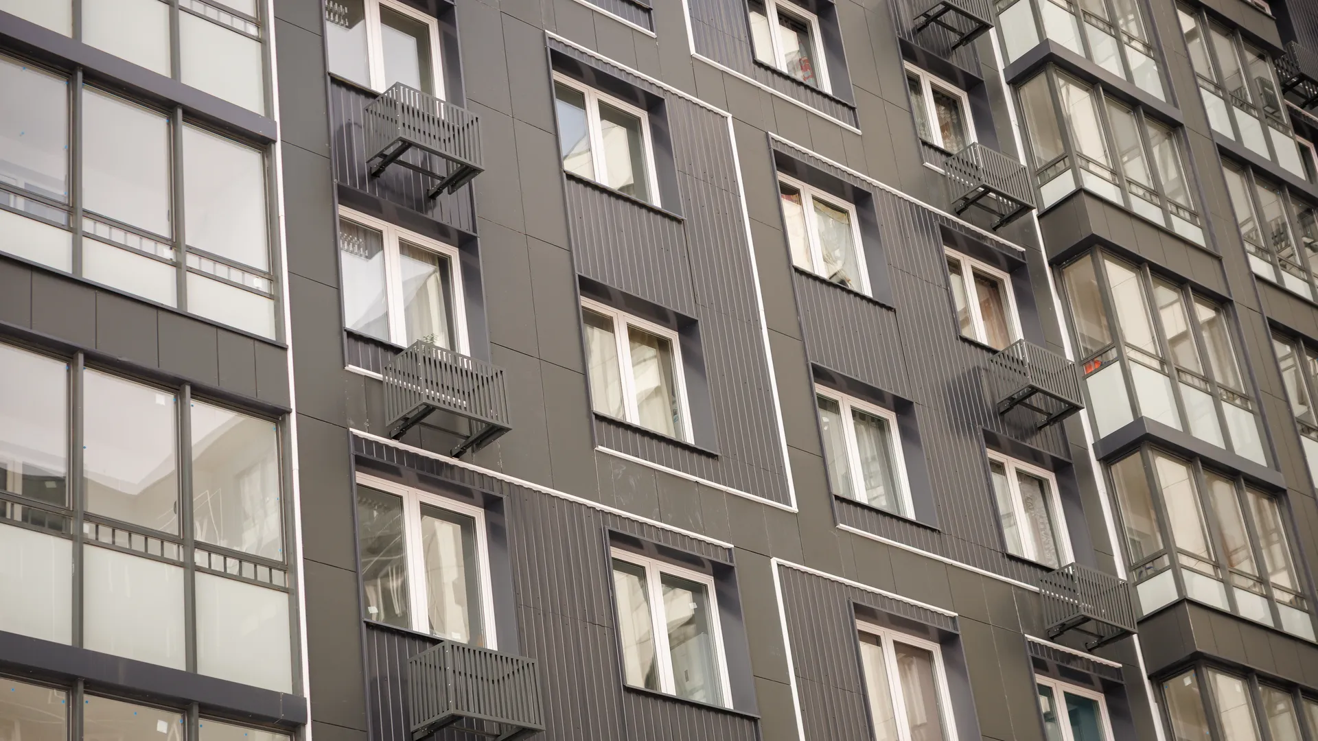 Андрей Воробьев навестил переселенцев из аварийного жилья в Сергиевом Посаде