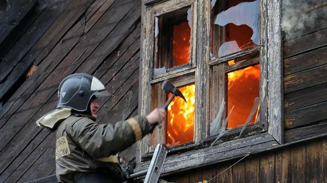 Жилой дом загорелся ночью в деревне под Наро-Фоминском