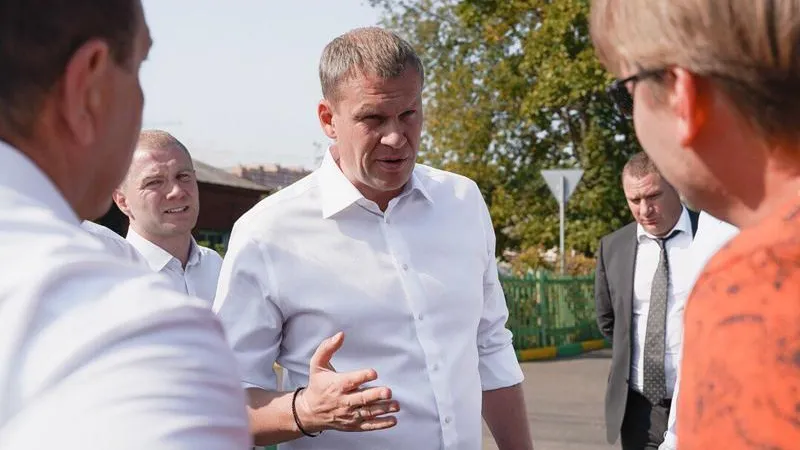 Валерий Венцаль держит на личном контроле ход работ по благоустройству у кинотеатра «Искра»