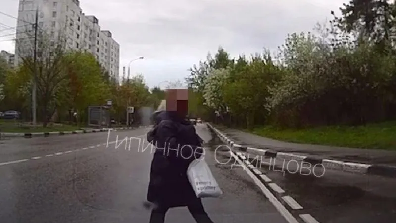 Агрессивная женщина напала на автомобиль прямо посреди дороги в Одинцово