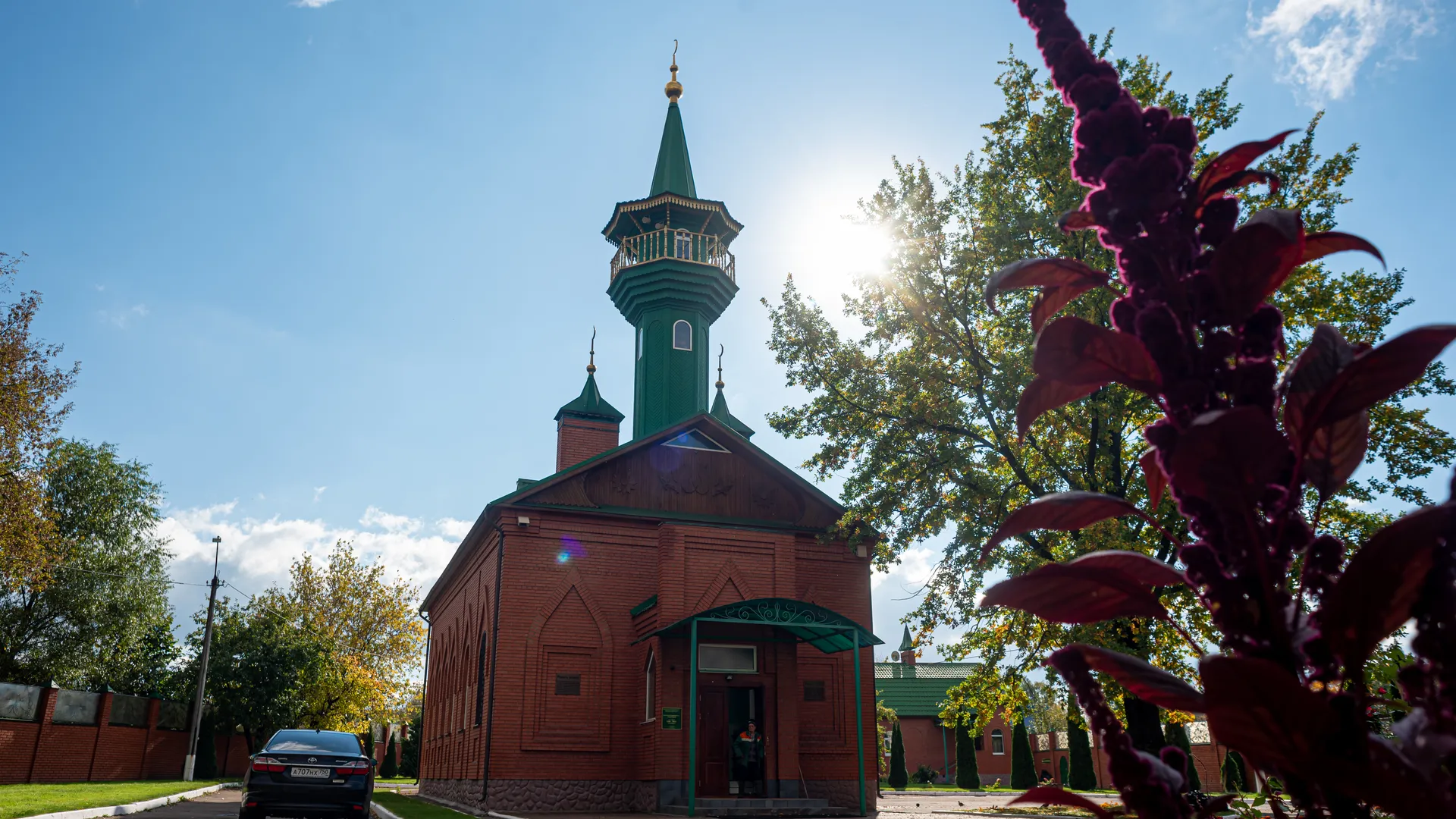 Осенние виды Мечети Имама Равиля в городе Щелково