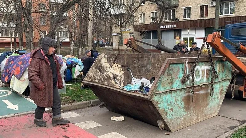 Коммунальщики утилизировали 10 тележек с вещами бродяги-кочевника в Химках