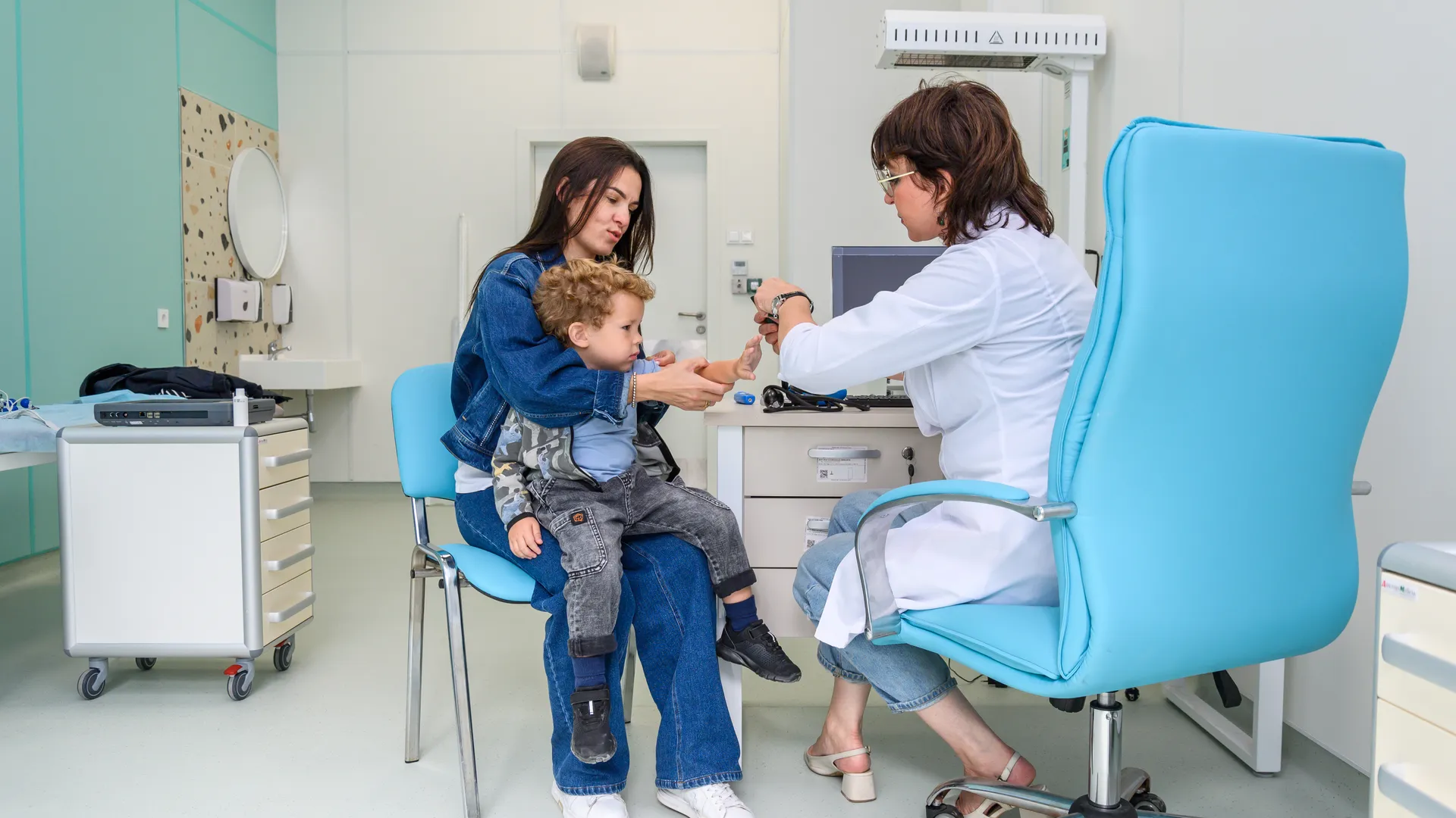 Дети на приеме у врачей в Детском клиническом центре имени Л. М. Рошаля