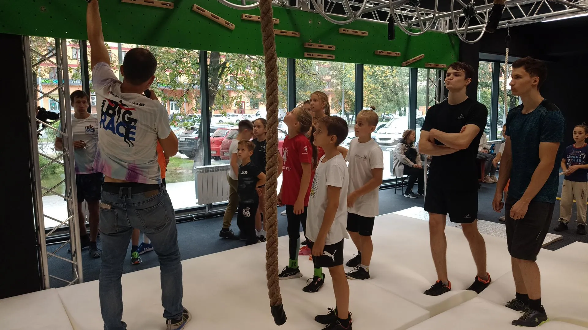 Николай Прокудин поясняет юным атлетам правила прохода трассы